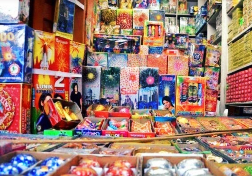 Illegal Phatake Sale Karne Wali Shops Par BMC Karegi Karwai, Licence Aur Fire Brigade NOC Lena Hoga Sale Karne Walon Ko