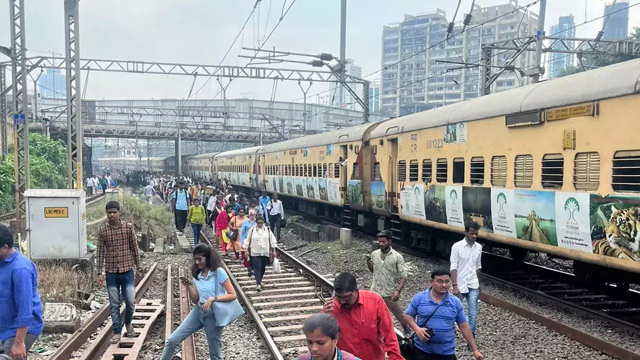 Matunga Me Railway Track Hua Crack, Central Railway Line Service Hui Late, Slow Line Hui Parbhavit