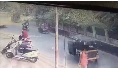 Bike Sawar Guttar Me Gire, Scooty Bike Ki Takkar Ke Baad, Scooty Wala Farar At Naigaon – CCTV Video Viral