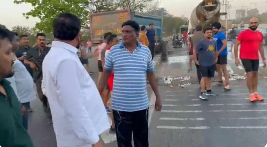 Tanker Palti Oil Spill, Spot Se Guzar Rahe CM Eknath Shinde Ne Gaadi Se Utarkar Halat Ka Jayza Liya At Eastern Express Highway Bhandup