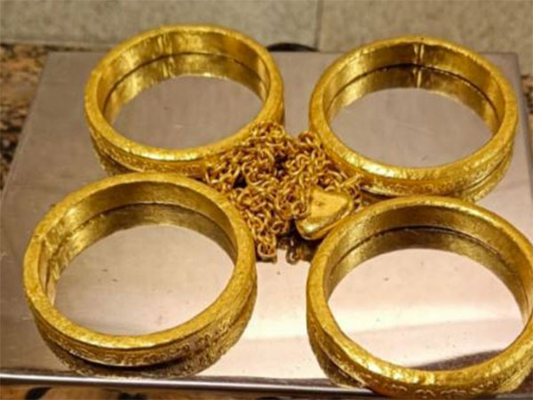 Gold ₹84 Lakh Value Ka Foreign Currency ₹64 Lakh Ki Seized Kiya Mumbai Customs Ne Airport Par, 2 Arrested!