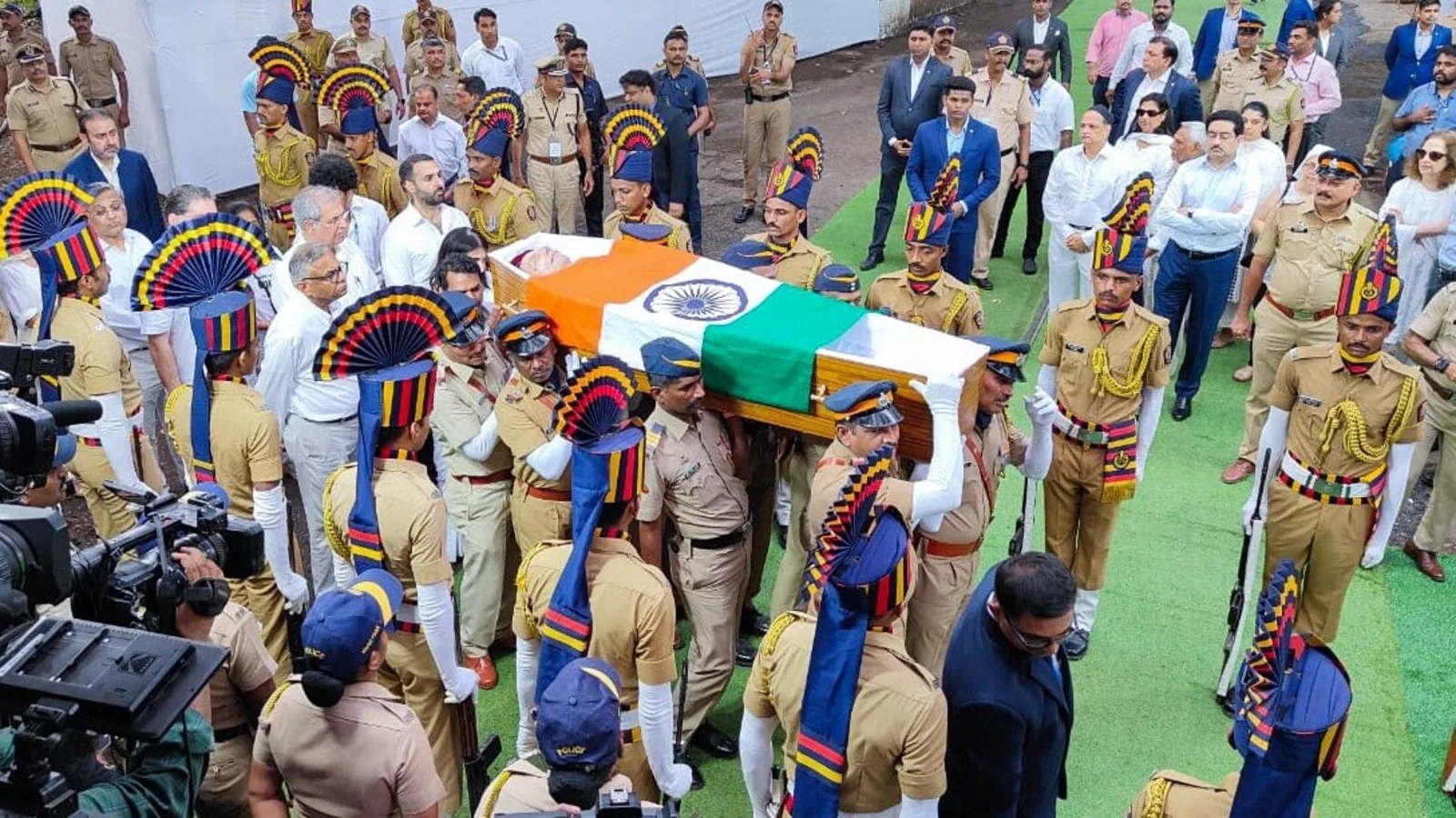 Ratan Tata Ka Antim Sanskar Poore Rajkiya Samman Ke Sath Kiya Gaya At Worli
