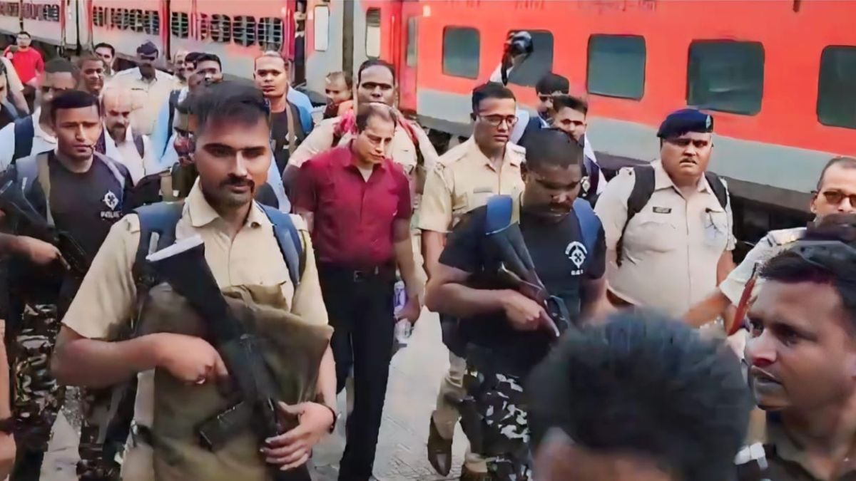 Gangster Abu Salem Ko Train Mein Delhi Se Nashik Ke Manmad Laya Gaya Sakht Tight Security Ke Sath, Railway Station Ka Video Hua Viral