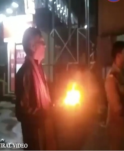 Agra Jama Masjid mai Aarti karne ja rahe Hindu Neta ko UP Police ne Hirasat mai liya, Hindu Group ne Dawa Kiya ki Jama Masjid ki Seediyo ke niche murti dafan ki gayi hai