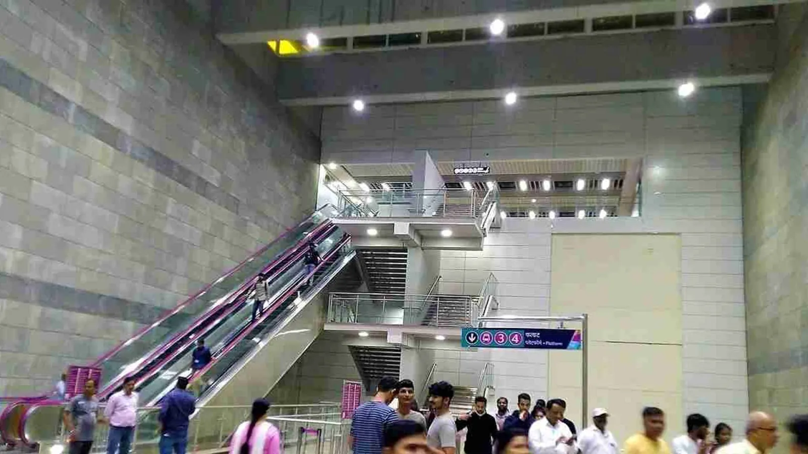 Metro Train Station Ke Automatic Escalator Se Girkar Ek Shaks Ki Death Hui, Pune Me Haadsa