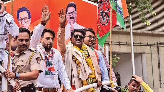 CM, DCM’s Rajinama Do, Shivsena UBT MP Arvind Sawant Ki Mang, Badlapur Mamle Me Aaj Mumbai Ke Parel Me Protest Kiya Gaya