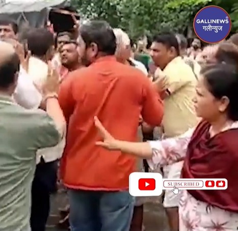 BJP MLA ko bhagaya Locals ne Gujrat Vadodara me aaye Flood ke baad Visit karne gayi thi MLA Manisha Vakil