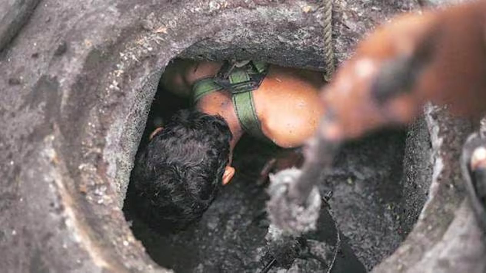 Raheja Tower Ke Septic Tank Mai Girne Se 2 Ki Death Aur 1 Injured, Malad