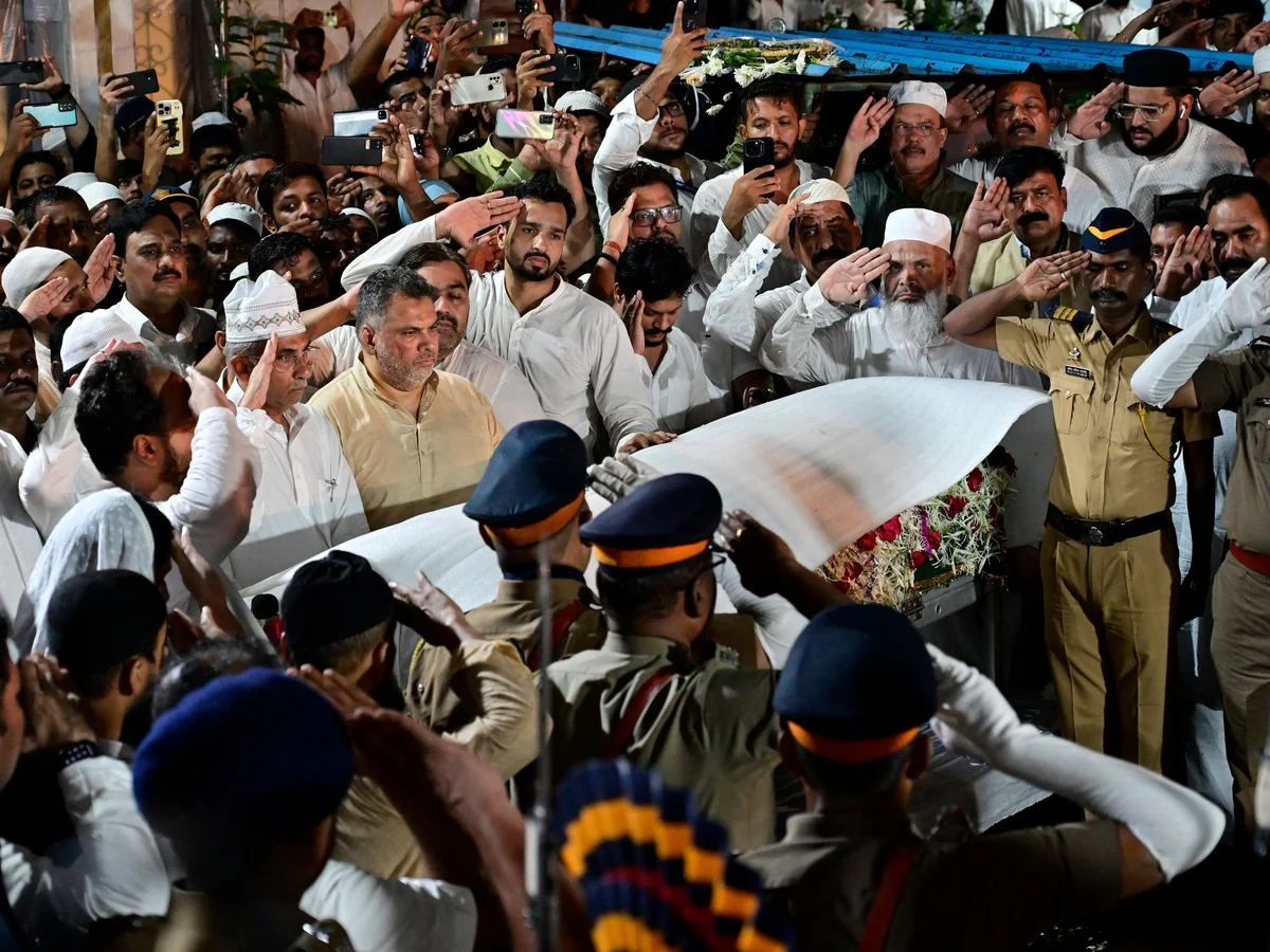 Baba Siddique Ka Funeral Poore Raajkiya Samman Ke Sath Kiya Gaya At Bada Qabrastan South Mumbai