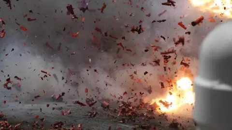 Vikhroli Me Hue Gas Cylinder Blast Me 1 Shaks Ki Death Ho Gayi Aur 1 Serious Injured Hua, 27 July Ko Hua Tha Blast