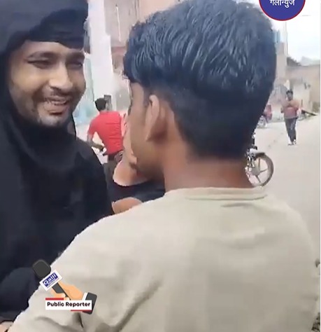 Burqa ko badnam karne wale Chand Bhura namak shaks ki logon ne pitai kiya at Moradabad