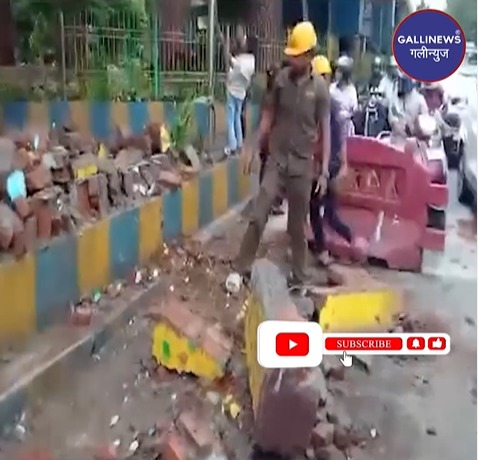 Wall Collapse hone se Biker hua injured, Road ke beech bani beautification wall giri at Teen hath naka Thane 