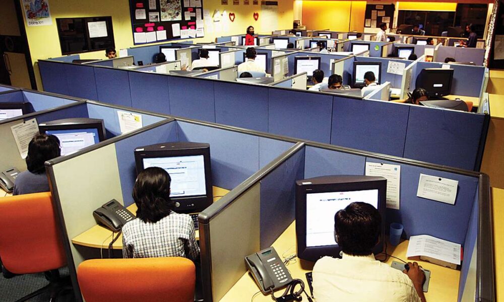 Fake Call Center Ka Pardafash Kiya Mumbai Police Crime Branch 8 Ne at Malad, 14 Arrested