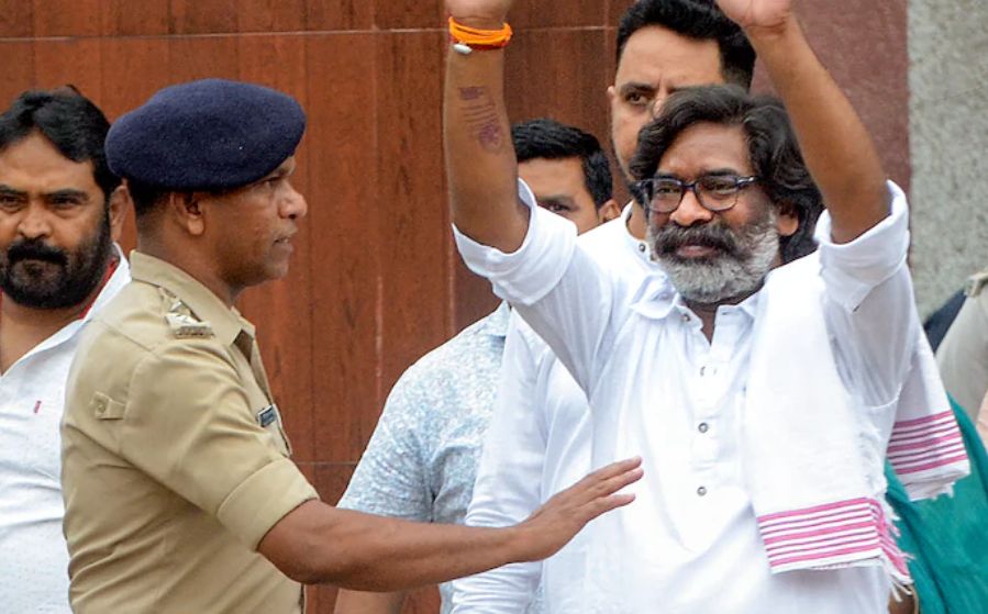 JMM Hemant Soren Ki Mili Bail, Zameen Ghotale Me Money Laundering Ke Aarop Me ED Ne Kiya Tha Arrest