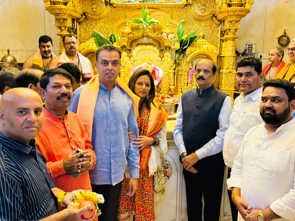 Milind Deora Life me nayi shurwat karne se pehle Siddhivinayak Temple Pohanche
