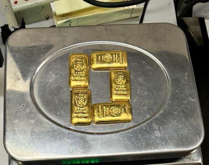 Gold Smuggling 490 Gram Value Rs 26.2 Lakh Colombo Se Aaya Passenger Arrested At Delhi IGI Airport