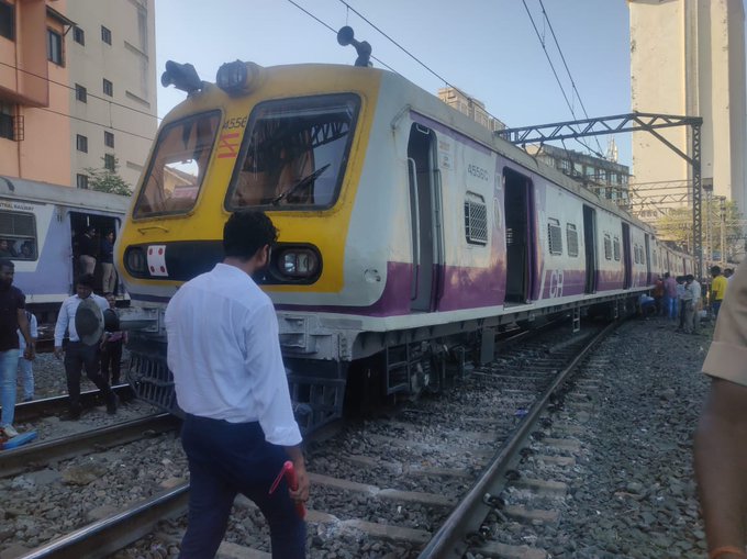Local Train Patri se uatar gayi at CSMT, 3 din me 2nd time hua aisa haadsa