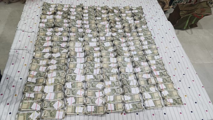 Cash Rs 80 Lakh Zabt Kiya Directorate Of Vigilance And Anti Corruption Ne PHE Engineer Ke Ghar Se At Guwahati