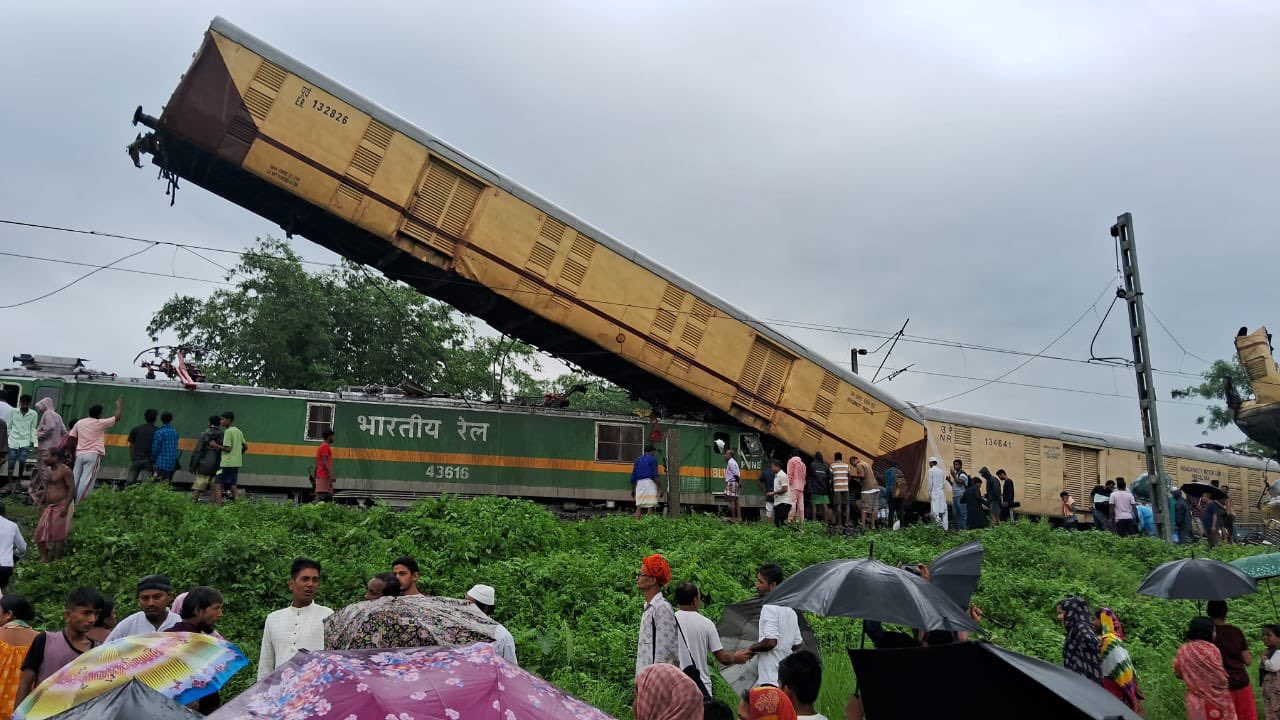 2 Train ki Takkar me Mritakon ki tadad 9 hui 41 injured hue, Malgadi aur Express train takrai at West Bengal