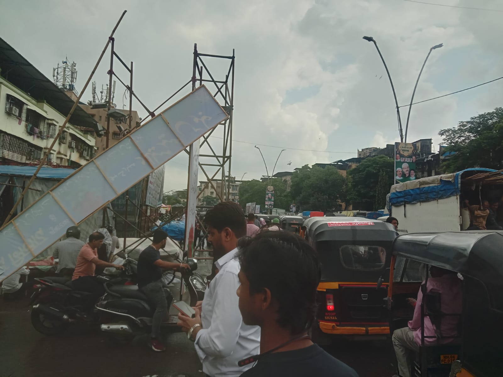 Eid E Milad Celebration ke liye banya gaya bada se Banner gate gira Mumbra me, 4 injured hue