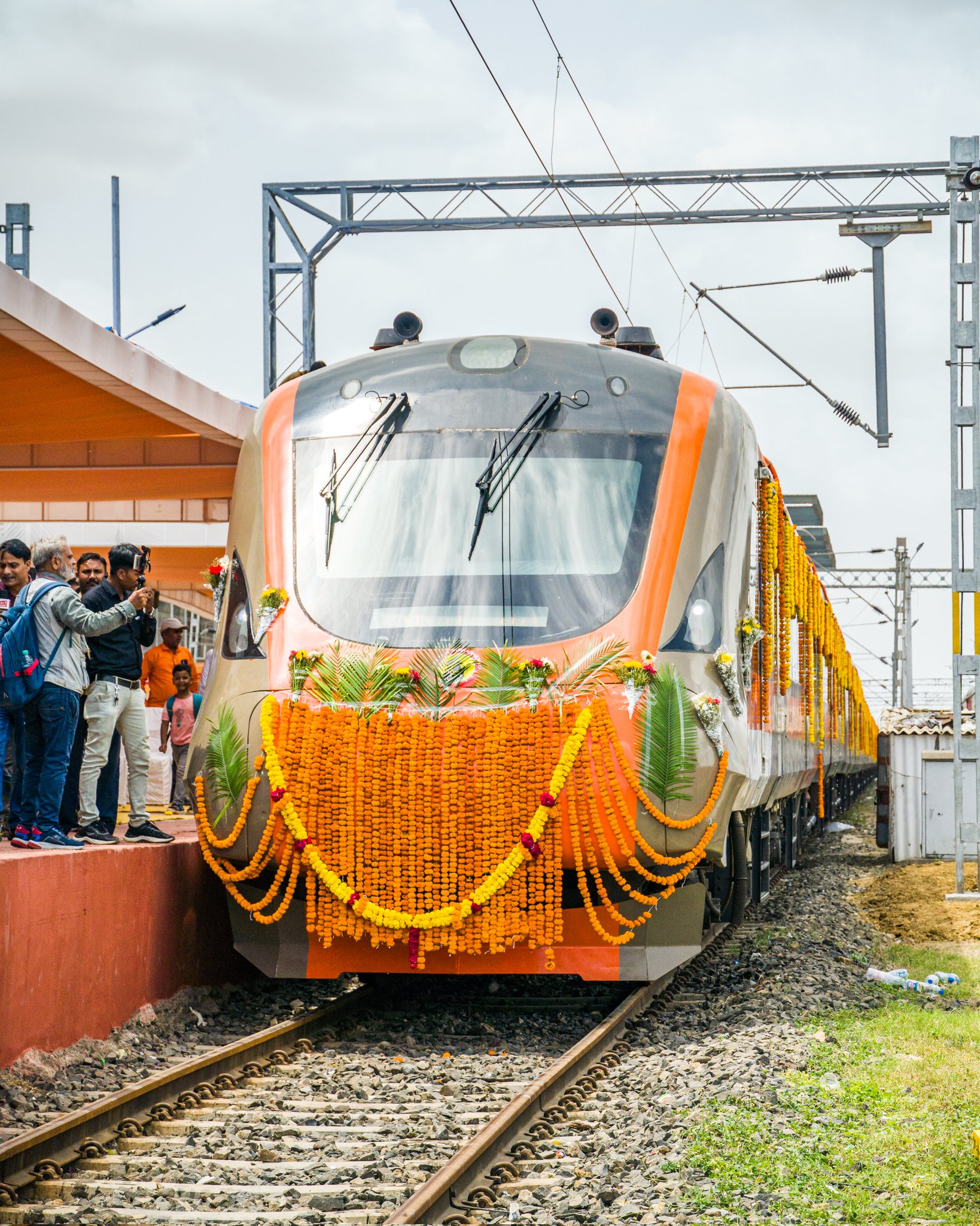 Namo Bharat Rapid Rail Aur Vande Bharat Train Sahiit 6 Routes Ki Trains Ko Hari Jhandi Dikhaya PM Narendra Modi NeNamo Bharat Rapid Rail Aur Vande Bharat Train Sahiit 6 Routes Ki Trains Ko Hari Jhandi Dikhaya PM Narendra Modi Ne