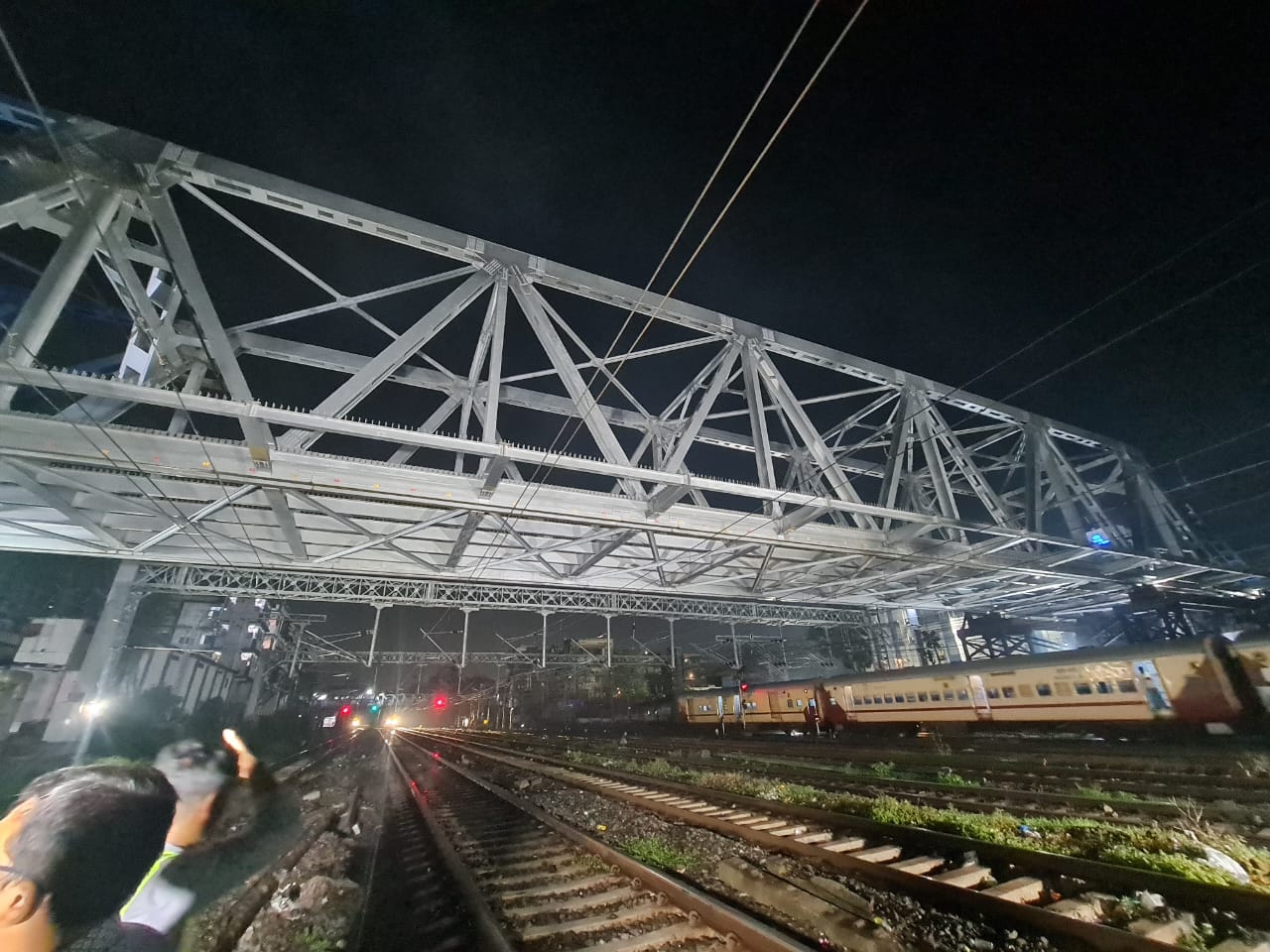 Carnac Bridge ka First set Girders baithaya gaya, Bridge Reconstruction ka kaam jaari hai at South Mumbai