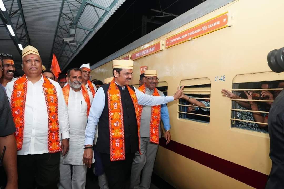 Mumbai Se Ayodhya Ke Liye Pehli Aastha Train Rawana Hui DCM Fadnavis Ne Dikhayi Hari Jhandi