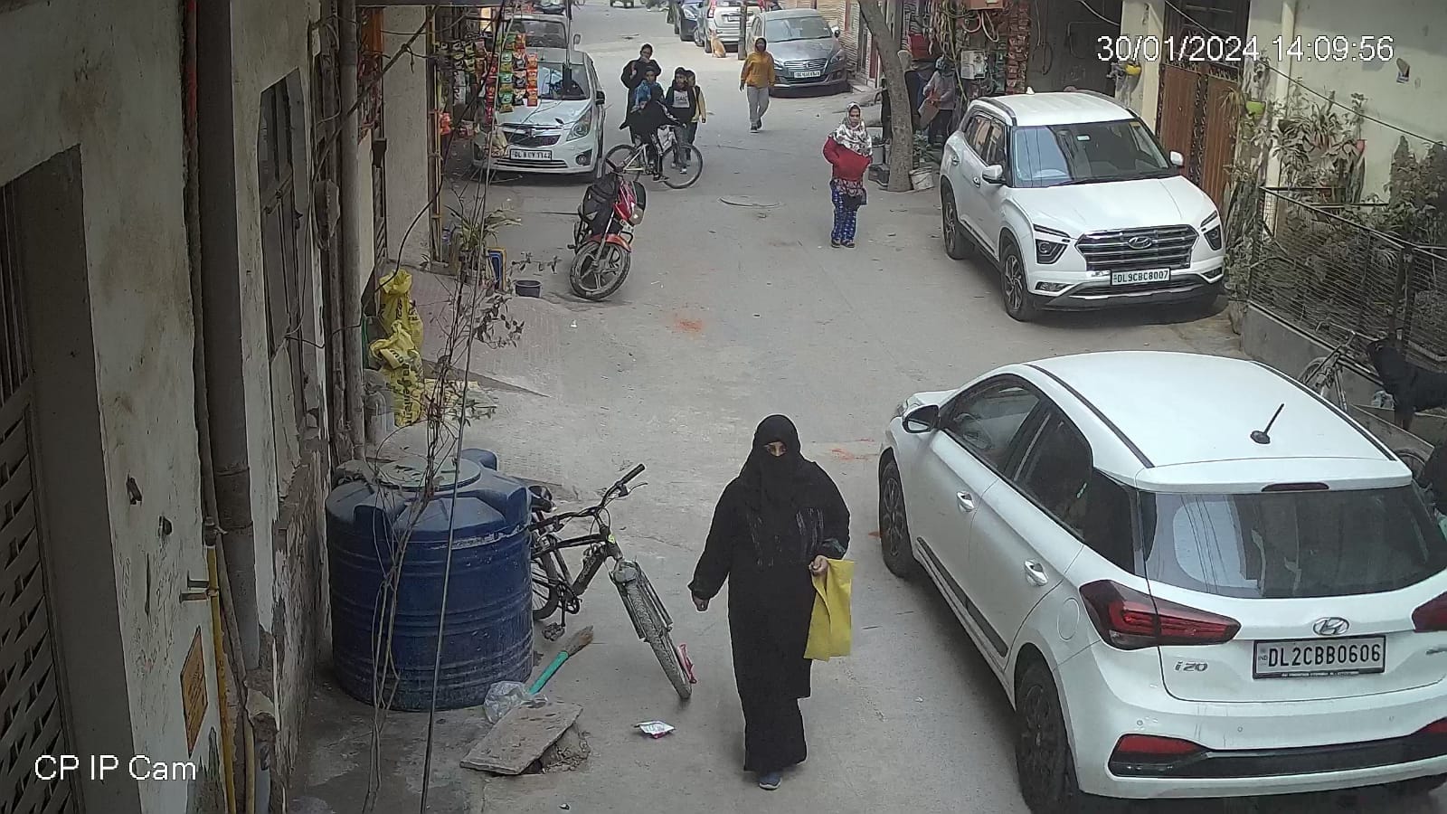 Burqa Pehenkar Shewta Aayi, Maa Ke Hi Ghar Se Cash Aur Jewellery Churane Wali Delhi police Ke Giraft Me