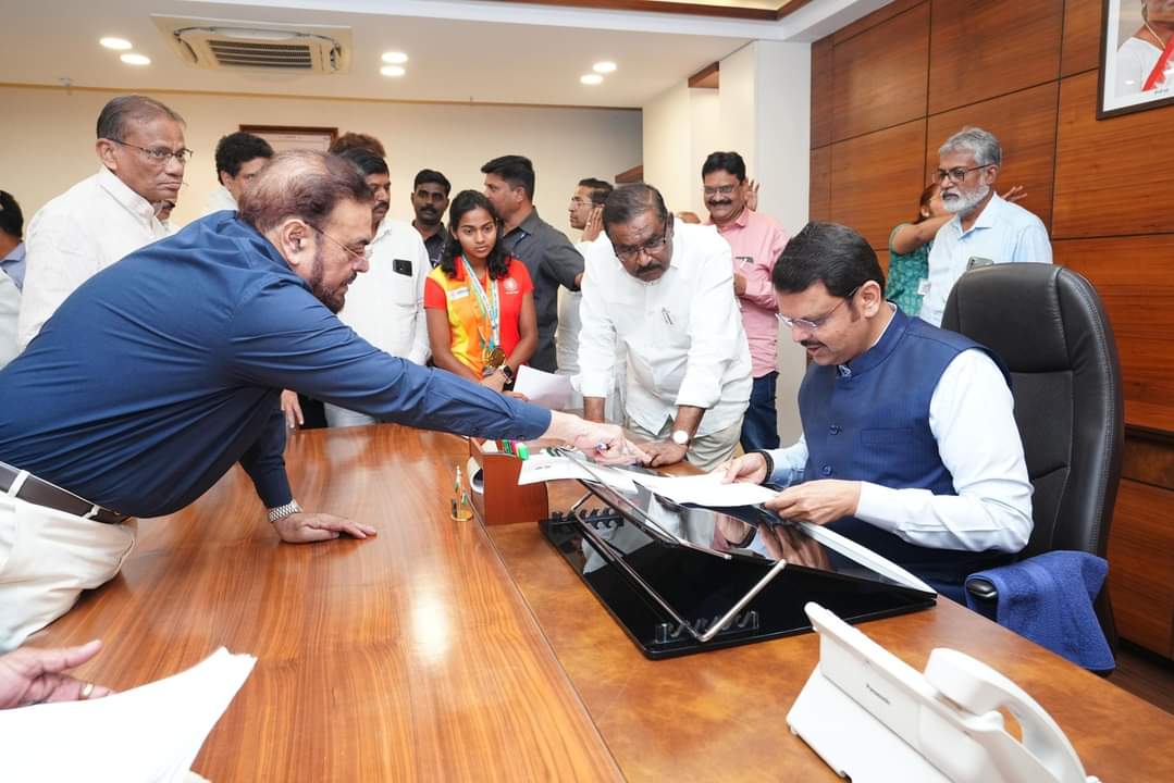 Govandi Mankhurd Shivaji Nagar Me Hate Speech Dene Wale Nitesh Rane Ke Khilaf DCM Fadnavis Se Complaint Kiya MLA Abu Asim Azmi Ne