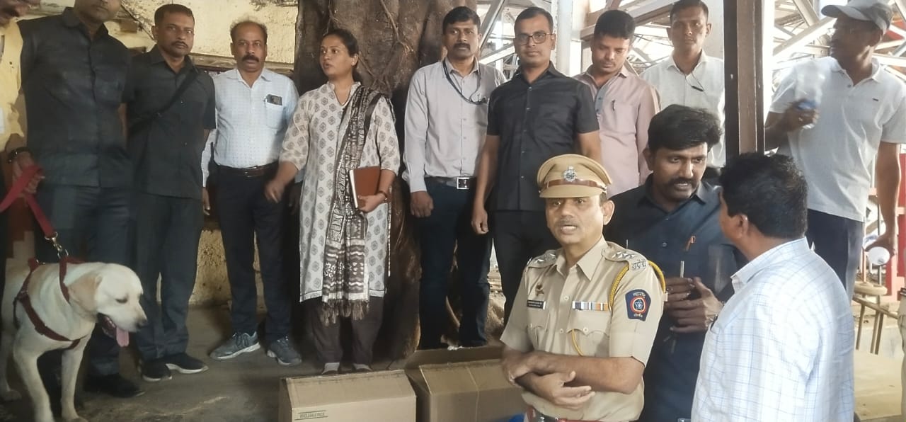 Explosive Objects, 54 Detonators Mile Kalyan Railway Station Ke Pass Police On The Spot