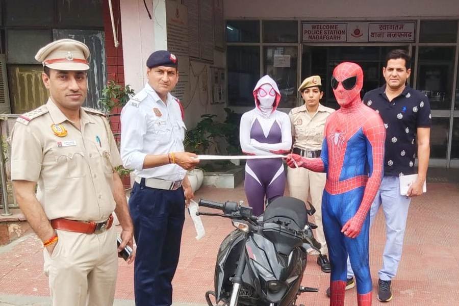 Spiderman Phansa Delhi Police Ki Jaal Me, Bina Helmet Reel Banana Pada Mehnga, Chalan Kata