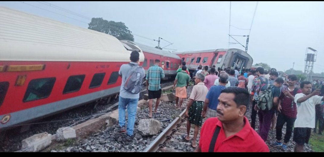 Train derailed hui, Maal gaadi se takrayi Howara- Mumbai Express at Jharkhand, 2 dead, 20 se zyada injured hue 
