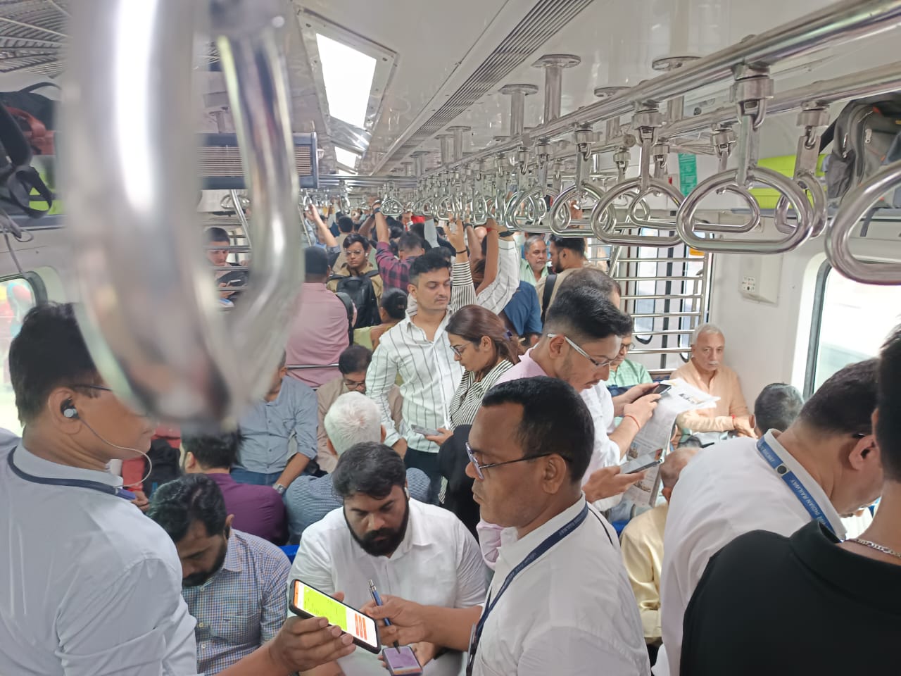 Ac Local Train me Surprise Ticket Checking, Churchgate se Virar ke beech 1 din me Rs 2 lakh fine vasoola WR ne