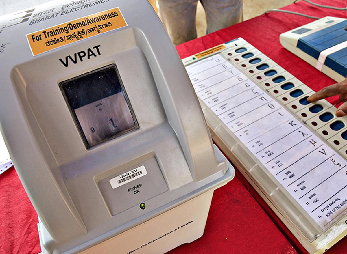 EVM Aur Sabhi VVPAT Ki Paper Slips Count Honi Chahiye Mamle Me Supreme Court Ne Election Commission Ko Notice Issue Kiya