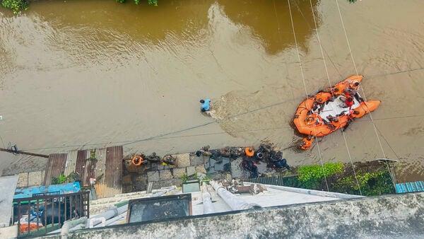 Heavy Rainfall Alert Pune Mein Zahir Kiya, Pawna Aur Khadakwasla Dams Ka Paani Release Kiya, NDRF Ki Team Spot Par, 150 Logon Ko Rescue Kiya