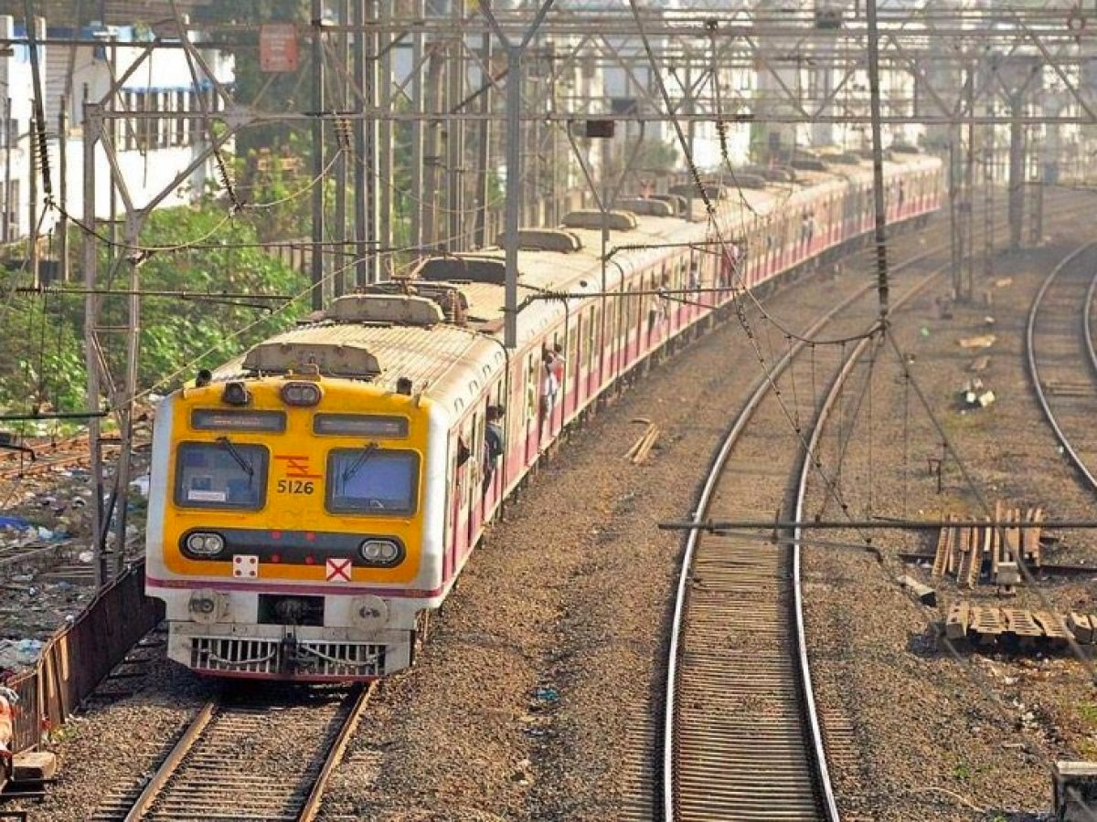 Local Train se Travel kar rahi Mahila ko raaste me Labour Pain hua, Railway Police ne Hospital pohanchaya
