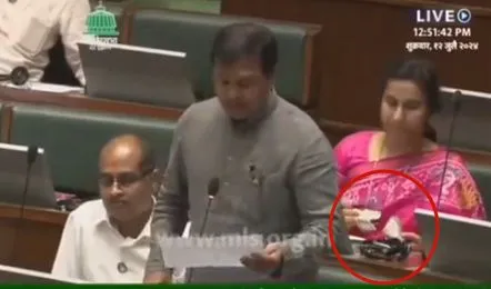 BJP MLA Ki File Me Paisa, Sadan Me Chal Rahi Karwai Ke Beech Maharashtra Assembly Se Video Hua Viral