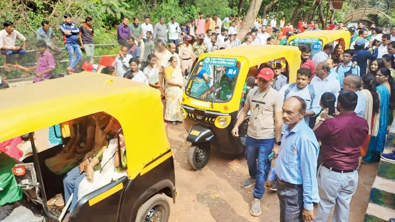 Matheran Me Finally E Rickshaw Service Ko Manzoori Mili, 20 Locals Ko E Rickshaw Ka License Mila