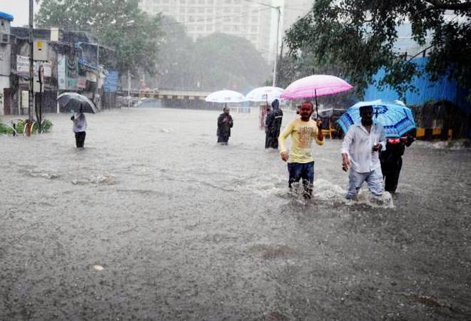 Mumbai Me Subha Se Heavy Rainfall, Kuch Jagha Paani Bhara, Mausam Vibhag Ne Yellow Alert Zahir Kiya Hai