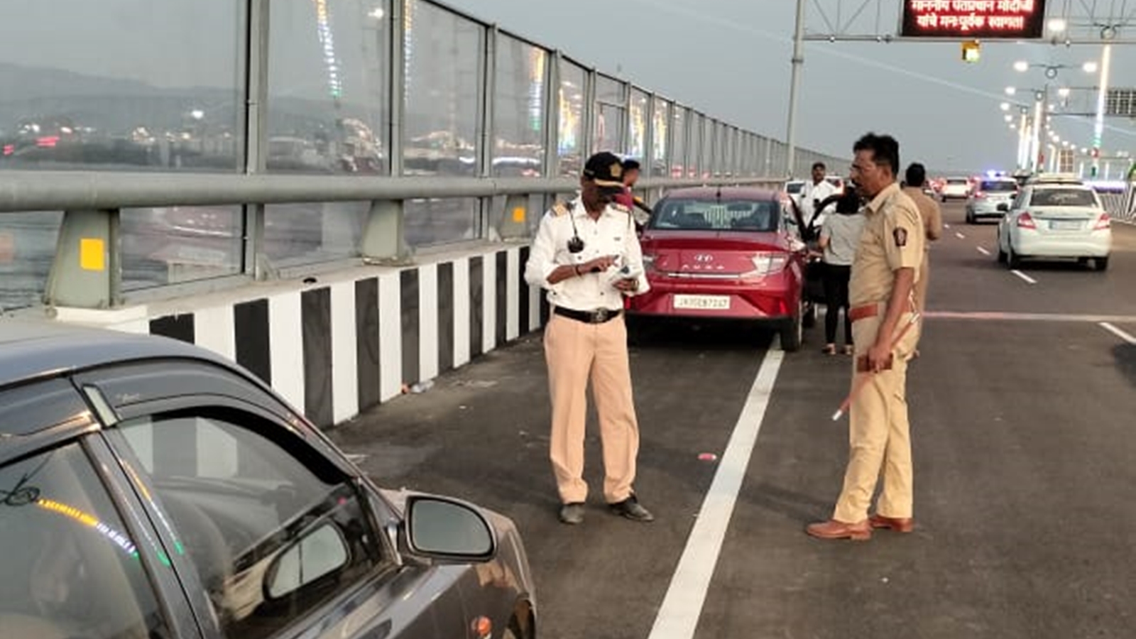 Mumbai Trans Harbour Link Par Car Se Utarkar Photobaazi Karne Wale 264 Motorists Ko Laga Fine