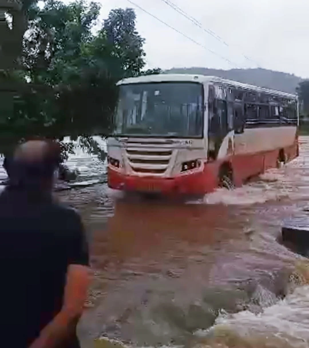 ST Bus Driver Ka Stunt, Logon Ki Jaan Ko Khatre Me, Paani Se Bahre Bridge Par Bus Chalane Wale Ka Video Viral At Raigad
