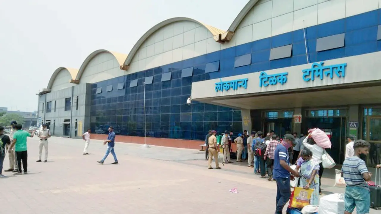 Kurla LTT Station Par Bhoola Gold Aur Cash Ke Sath Value Rs 7.6 Lakh Ka Bag, GRP Ne Wapaas Lautaya Passenger Ko