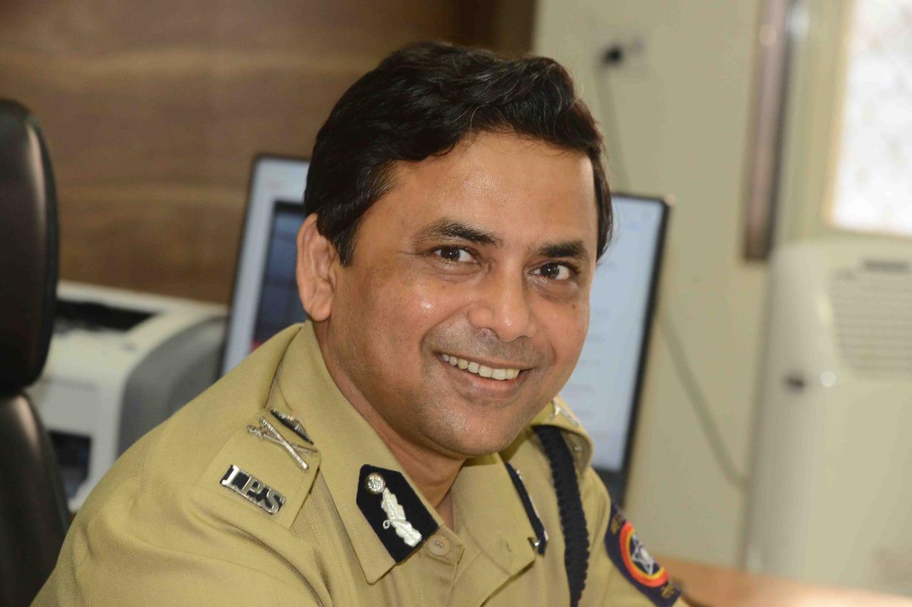 IPS Officer Quaiser Khalid Ko Suspend Kiya Jaye, Ghatkopar Hoarding Mamle Me BJP Neta Kirit Somaiya Ne Kiya CM Se Mang
