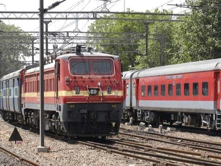 Husband Ki Death Hogayi Train Me Sote Sote Sath Travel Kar Rahi Wife Ko 13 Ghante Baad Pata Chala Sabarmati Express Train Ka Mamla
