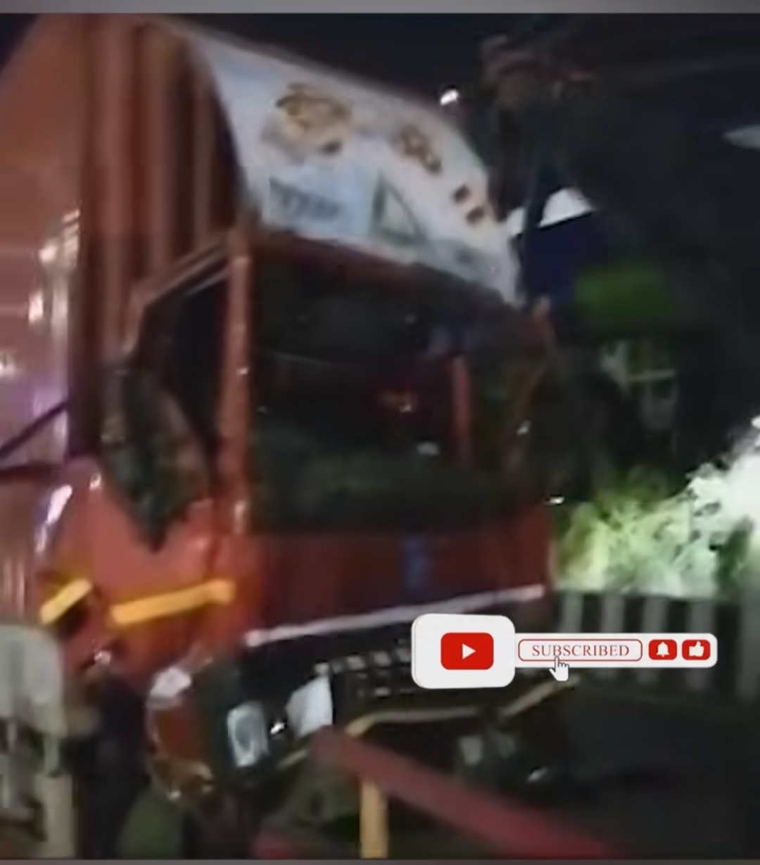 Contianer Truck Takraya Dusre Container Truck se at Majiwada Bridge Thane, Driver Injured 