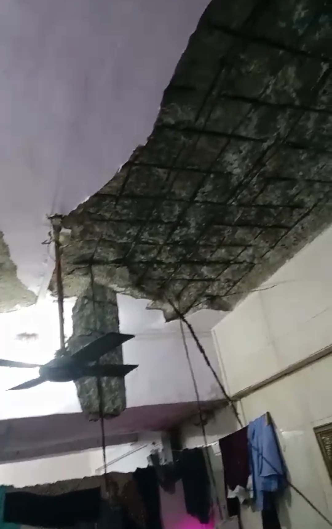 Mumbra Jeevan Baug mai Room Ki Ceiling Girne se Ek Bacchi ki Maut ho gayi