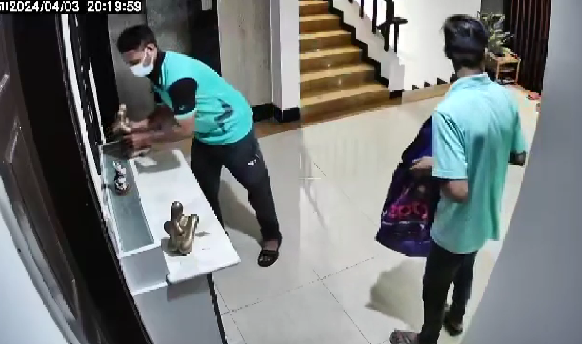 Dunzo Delivery Ke Dress Me 2 Log Building Premises Me Rakhe Brass Metal Idols Chura Le Gaye At Pune, Video Viral.