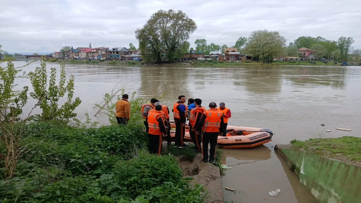Srinagar ki Jhelum river me Students ki Boat doobi 2 bachche sahit 6 Logon ki death hui at Jammu & Kashmir