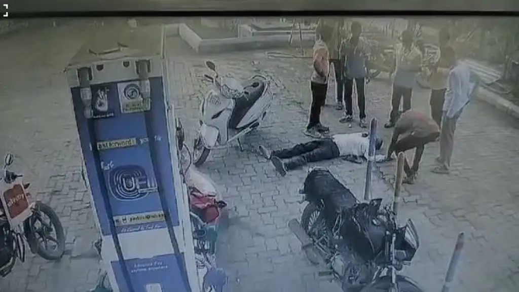 Heart Attack Se Hui Death, Petrol Pump Par Bike Lekar Line Me Khade They Teacher, CCTV Video Beed Se Aaya Saamne