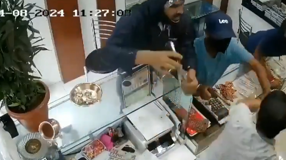 Gun Dikha Kar Jewellers Ko Lootne Ki Koshish, Thane Ki Ghatna, Daring Baaz Shopkeeper Ne Dande Se Looteron Ko Bhagaya